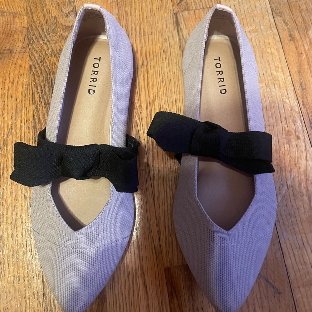Torrid Cream Flats with Black Bow- New with Tags/ Size 9